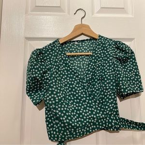 White & green pattern cropped blouse